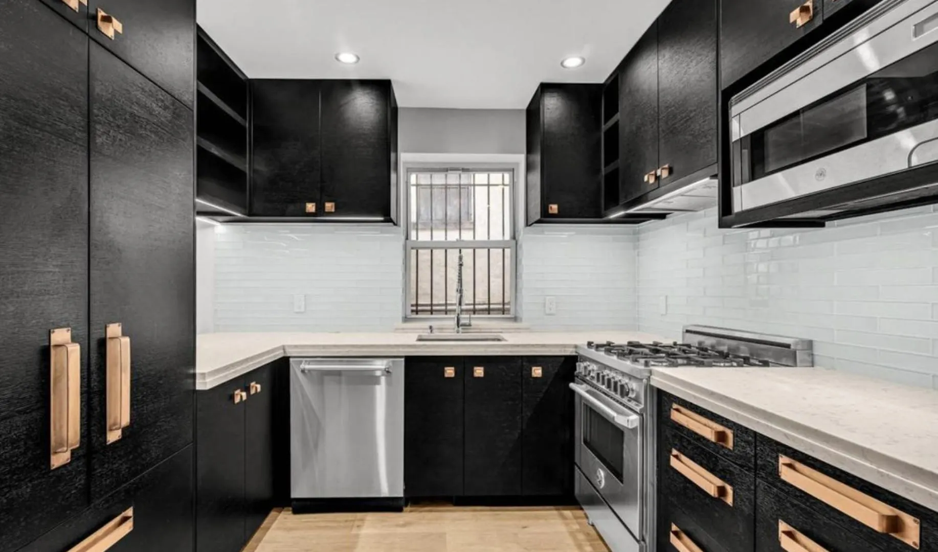 Design Apartment Eiffel Tower contacts